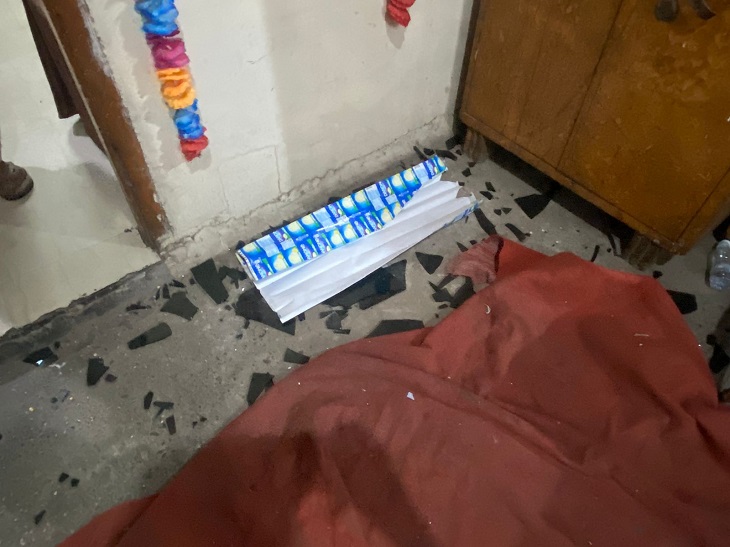 पैलेस में टूट कर बिखरे कांच।