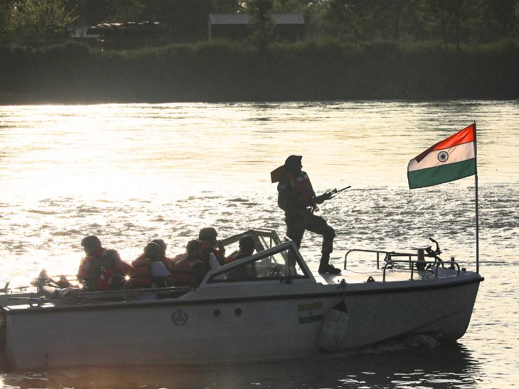 मीटिंग से पहले श्रीनगर की डल झील के आसपास कमांडोज की बोट्स नजर आ रही हैं।