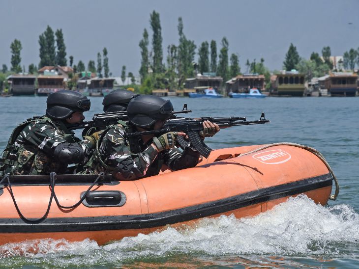 रविवार को डल झील में गश्त करते भारतीय सेना के जवान।