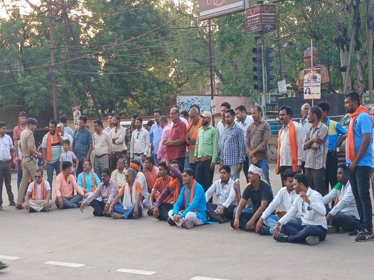 चक्का जाम करते भाजपा के कार्यकर्ता