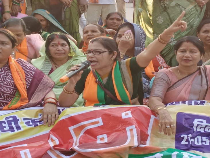 चक्काजाम के दौरान नारेबाजी करती महिला कार्यकर्ता