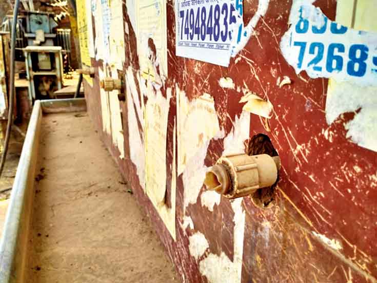 There is no water in the pond built at Birsamunda Chowk, the same