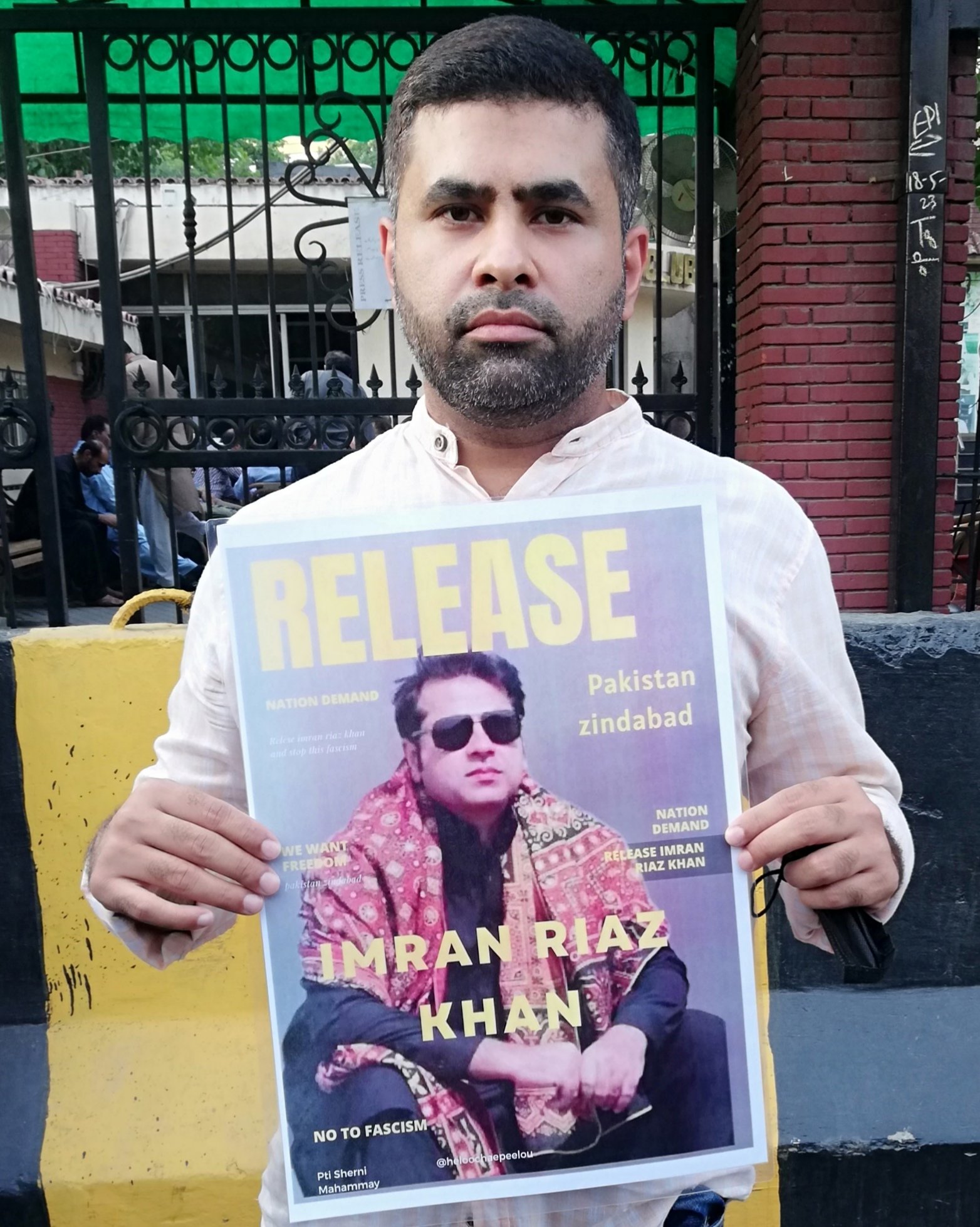 पिछले दिनों लंदन में फौज के खिलाफ प्रदर्शन हुए थे। उस दौरान इमरान रियाज खान की रिहाई की मांग भी की गई थी।