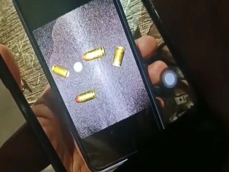 पूल पार्टी में ताबड़तोड़ फायरिंग, परिवार पर हमला, मौके से 5 खोल बरामद, हमलावर फरार 3 घटनास्थल से बरामद खाली खोल की मोबाइल से ली गई फोटो।