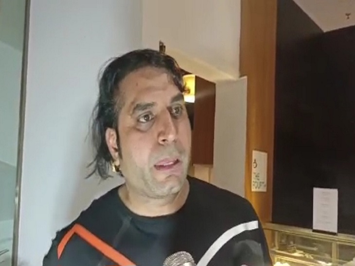 पूल पार्टी में ताबड़तोड़ फायरिंग, परिवार पर हमला, मौके से 5 खोल बरामद, हमलावर फरार 2 वारदात की जानकारी देता हमलावरों का निशाना बना पीड़ित।