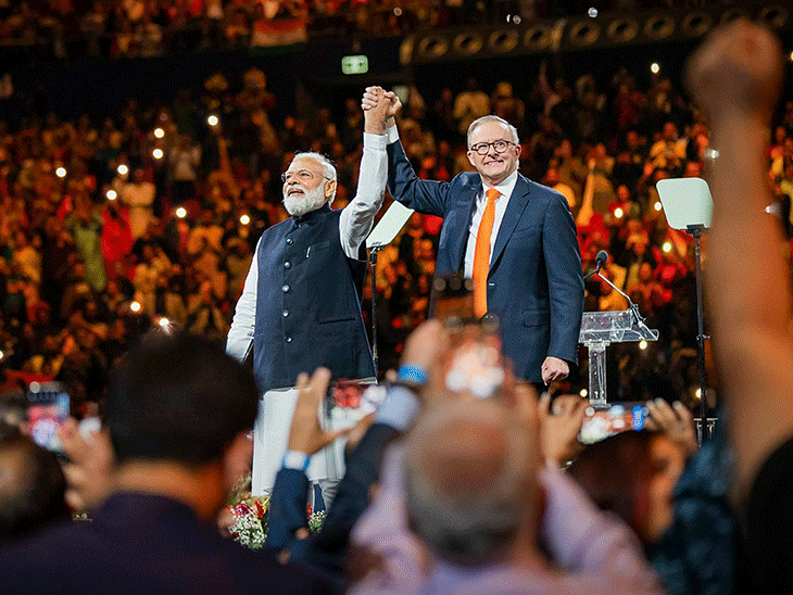 तस्वीरें सिडनी के कुडोस बैंक एरिना की है। इवेंट के दौरान PM मोदी और ऑस्ट्रेलियाई PM ने एक-दूसरे को गले लगाया।