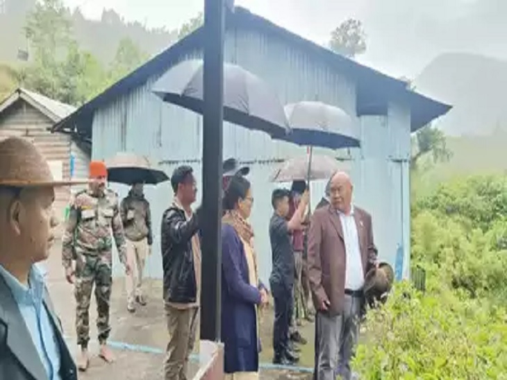 अल्पसंख्यक आयोग के उपाध्यक्ष व सदस्य विवादित जगह का दौरा करते हुए।