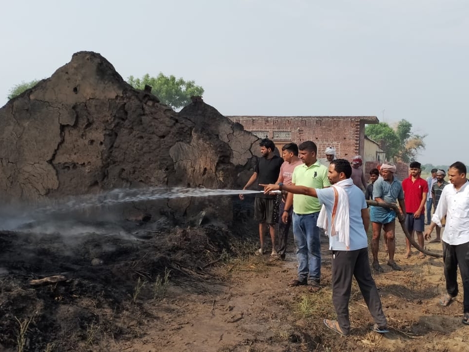 आग बुझाते फायर विभाग के कर्मी।