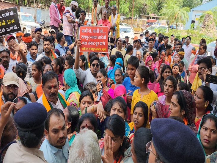 विधायक अरुण वोरा को महिलाओं ने घेरा, मांगा जवाब