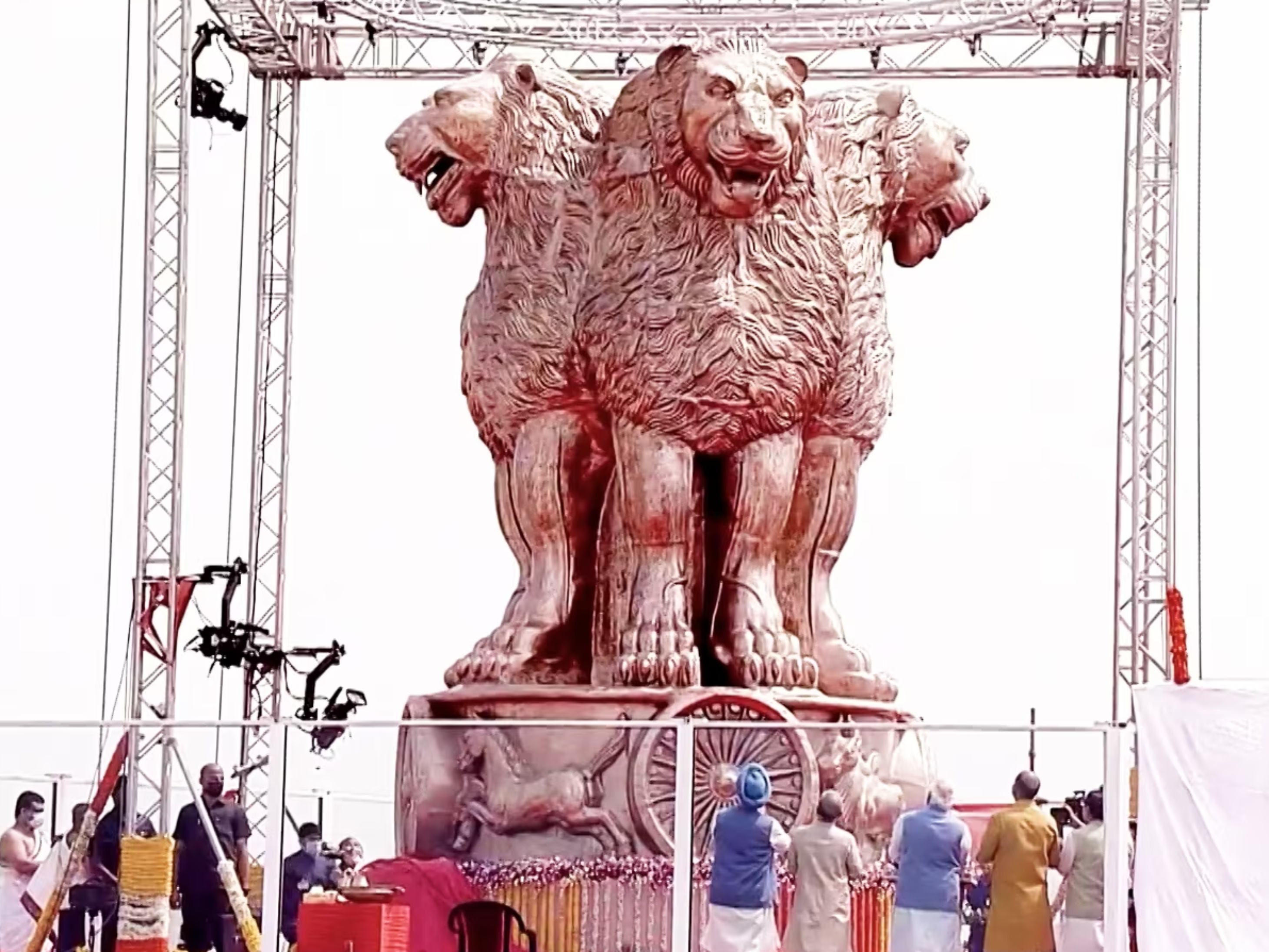 12 जुलाई 2022 को संसद भवन में बने अशोक स्तंभ का अनावरण PM नरेंद्र मोदी ने किया था।