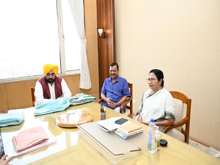पश्चिम बंगाल की CM ममता बनर्जी से बातचीत करते AAP संयोजक अरविंद केजरीवाल एवं CM भगवंत मान।