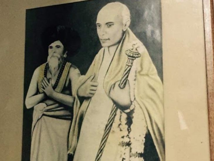 14 अगस्त, 1947 की रात थिरुवदुथुरै अधीनम के प्रतिनिधि श्री ला श्री कुमारस्वामी थम्बिरन ने पंडित जवाहरलाल नेहरू को सुनहरा राजदंड भेंट किया था।