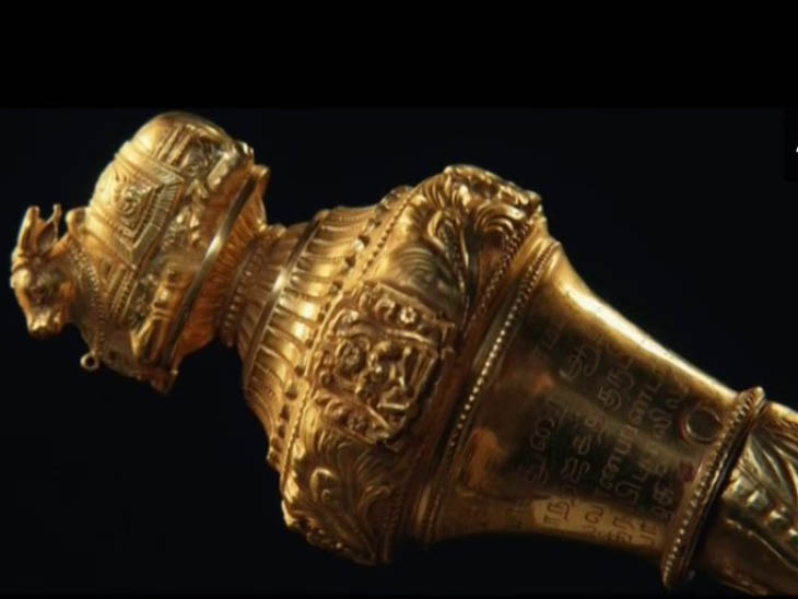 सेंगोल पर सबसे ऊपर नंदी हैं और बगल में कुछ कलाकृति बनी हैं। यह सोने और चांदी का बना होता है।