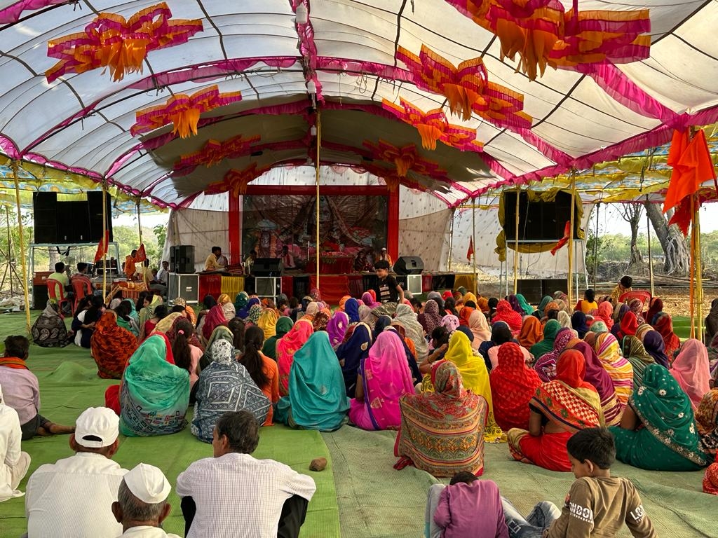 मां भवानी के दर्शन करने जिले भर से आ रहे श्रद्धालु Devotees coming