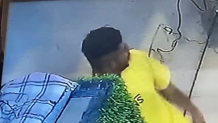 कपड़ों का ट्रायल लेता हुआ एक लुटेरा।