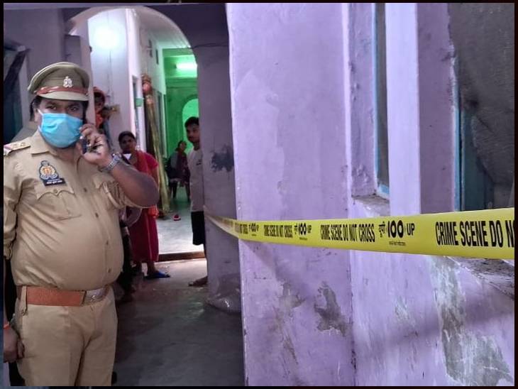 पुलिस ने पूरे एरिया को पीले पट्‌टे से घेर दिया है। फोरेंसिक टीम ने फिंगर प्रिंट और सबूत जुटाए हैं।
