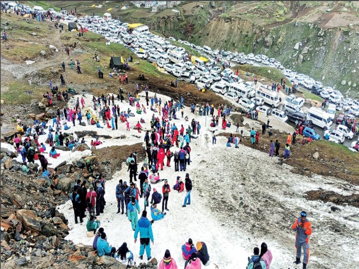 तस्वीर लाहौल के कोकसर की है। - Dainik Bhaskar