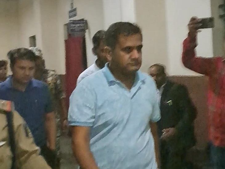 अफसर त्रिपाठी के मोबाइल से कई तरह के चैट मिलने की बात सामने आई है।