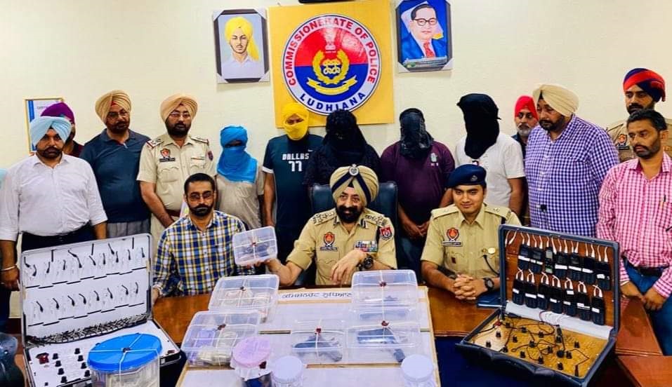पकड़े गए आरोपियों के बारे जानकारी देते पुलिस कमिश्नर मंदीप सिंह सिद्धू।