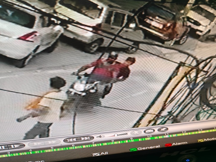 बीते दिनों बाइक चोरी करने इलाके में घूमते आरोपी।