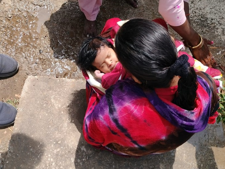 नहर में बाहर निकलने के बाद 2 महीने की बेटी को गोद में लेकर बैठी कुलदीप कौर।