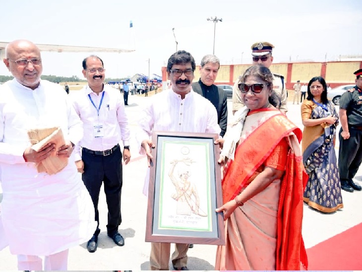 Ranchi News:-राष्ट्रपति द्रौपदी मुर्मू के तीन दिवसीय झारखण्ड दौरे का आज समापन हुआ, रांची एयरपोर्ट से भरी दिल्ली के लिए उड़ान 12 हेमंत सोरेन ने भेंट की भगवान बिरसा की तस्वीर