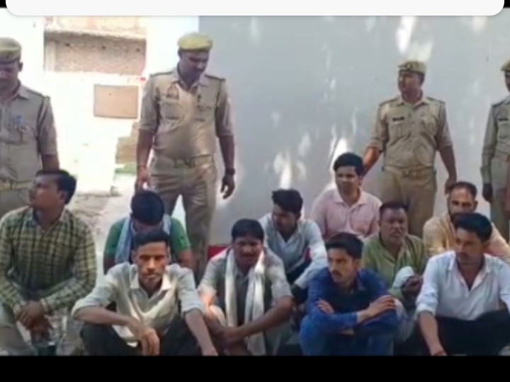 पुलिस ने 11 लोगों को गिरफ्तार किया है।