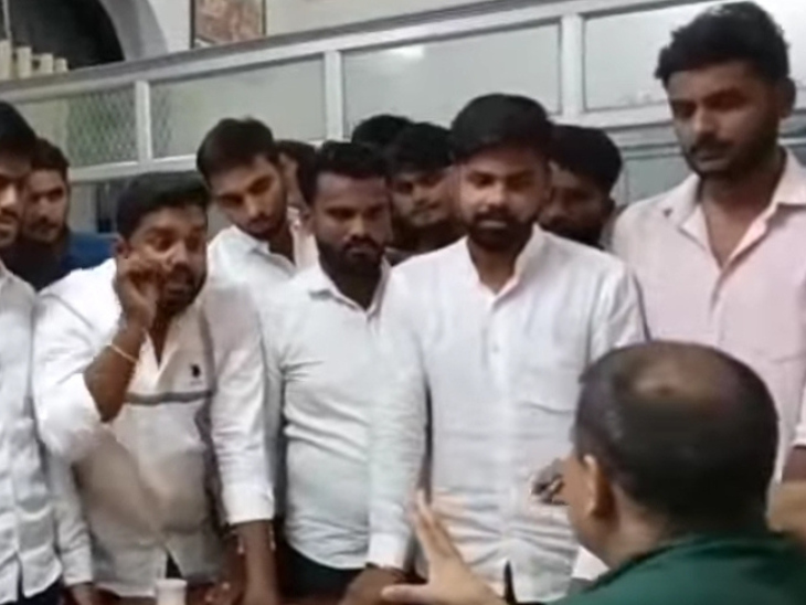 छात्रों ने प्रिंसिपल ऑफिस का घेराव किया।