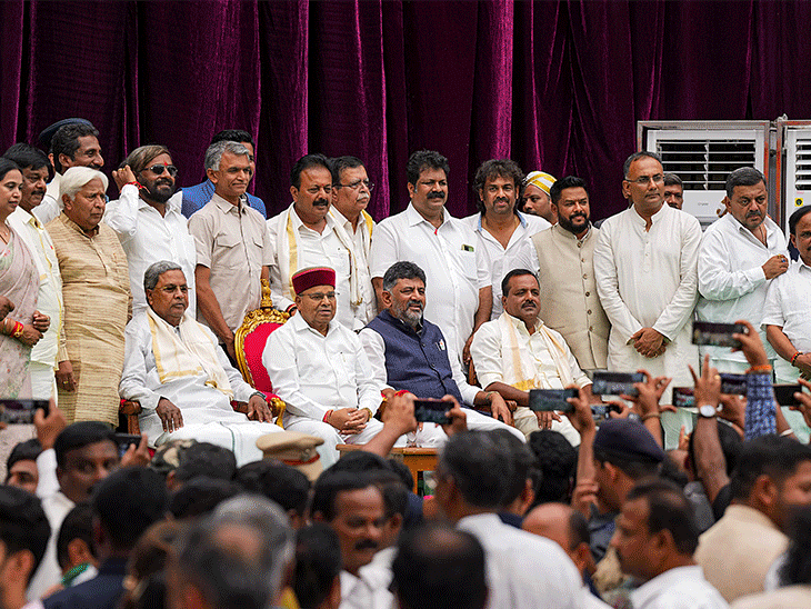 कर्नाटक कैबिनेट में CM सिद्धारमैया, डिप्टी CM डीके शिवकुमार समेत कुल 34 मंत्री हो गए हैं।