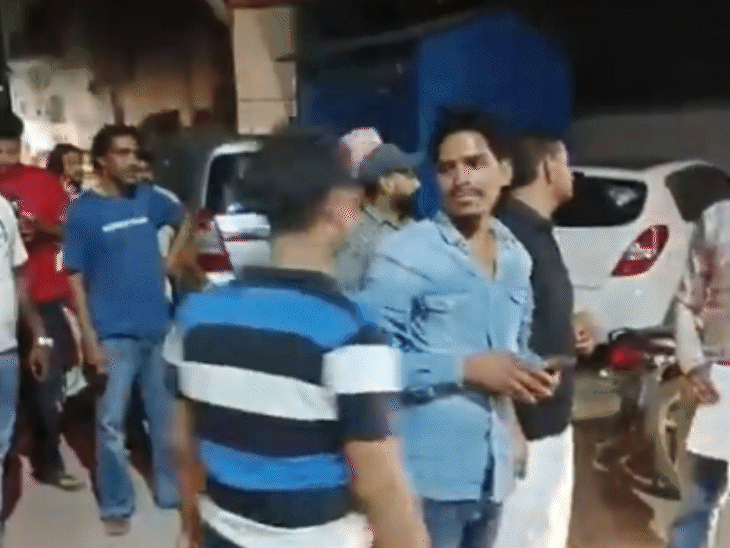 जालंधर के थाना रामामंडी में पुलिस की गाड़ी रोक हंगामा करते लोग। - Dainik Bhaskar