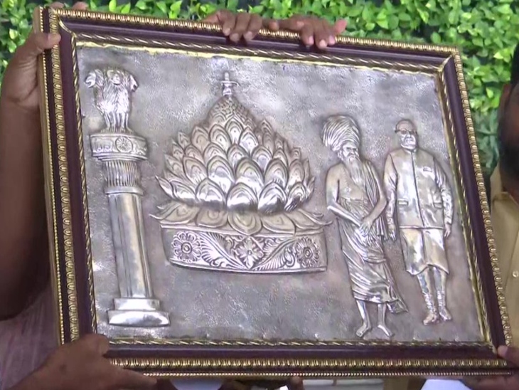 अधीनम संत अपने साथ एक खास तोहफा लाए हैं।