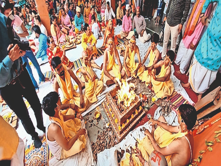 Upanayana ceremony of 9 Batukas was performed, Yajnopaveet Sutra was