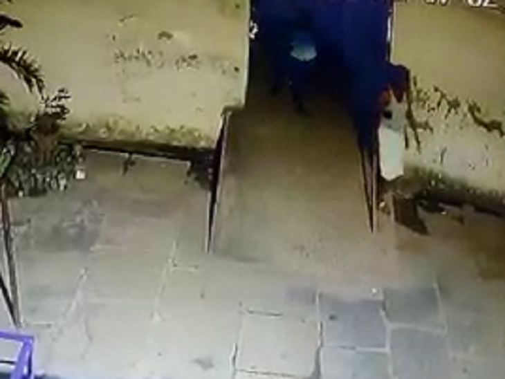 डंडा लेकर हॉस्टल में घुसे थे बदमाश।