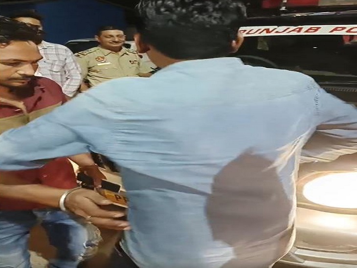 कपड़ों पर लगी रगड़ के निशान दिखाता युवक।