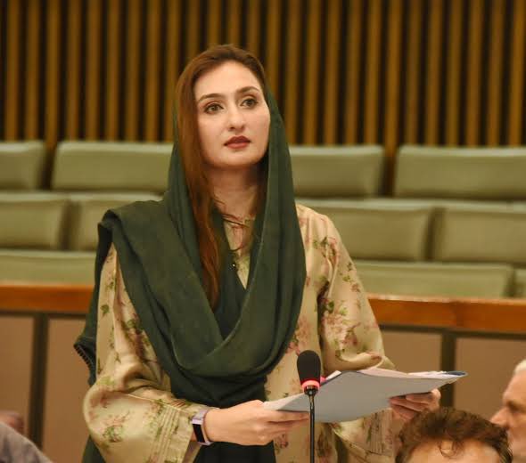 इमरान खान की कई महिला समर्थक भी पार्टी छोड़ चुकी हैं। इनमें एक नाम पूर्व मंत्री मलिका बुखारी का भी है। वो पिछले हफ्ते जेल से रिहा हुईं थीं।