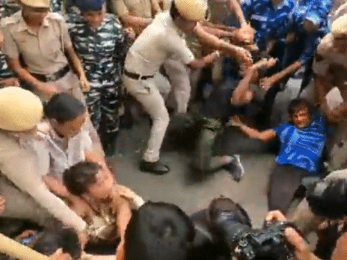 महिला पहलवानों को हिरासत में लेने के दौरान की तस्वीरें। वहीं धरना स्थल पर लगे टेंट और कुर्सियां पुलिस ने हटा दी हैं।