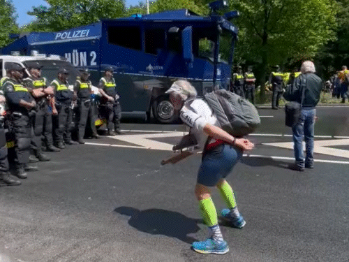 तस्वीर में बुजुर्ग प्रदर्शनकारी को पुलिस फोर्स के सामने डांस करते हुए देखा जा सकता है।