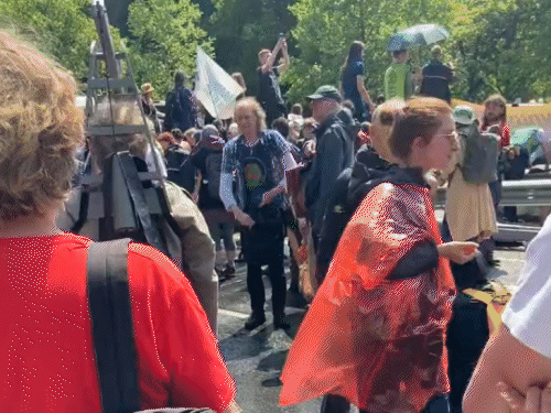 हेग में लोगों ने तेल निकालने वाली मशीन बनकर डच सरकार के खिलाफ प्रदर्शन किया।