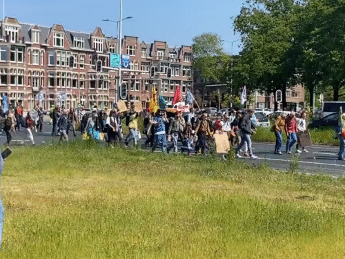 हेग में लोगों ने क्लाइमेट चेंज के खिलाफ कई मार्च निकाली।