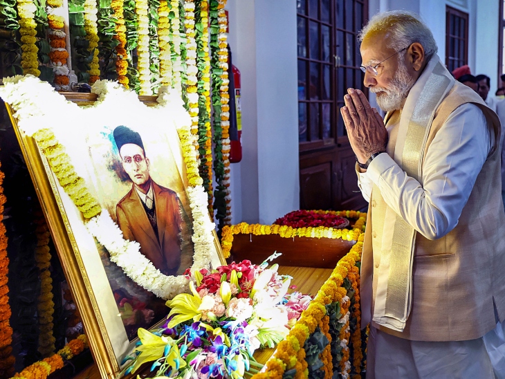पीएम मोदी ने वीडी सावरकर की जयंती के मौके पर उनकी तस्वीर पर फूल अर्पित किए और श्रद्धांजलि दी।