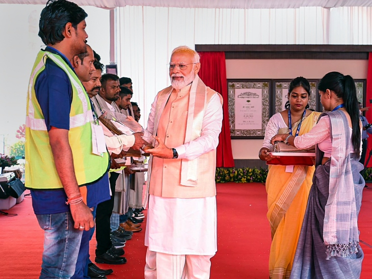 पीएम मोदी ने संसद का निर्माण करने वाले श्रमयोगियों का सम्मान किया। पीएम ने उन्हें शॉल ओढ़ाया और स्मृति चिह्न दिया।