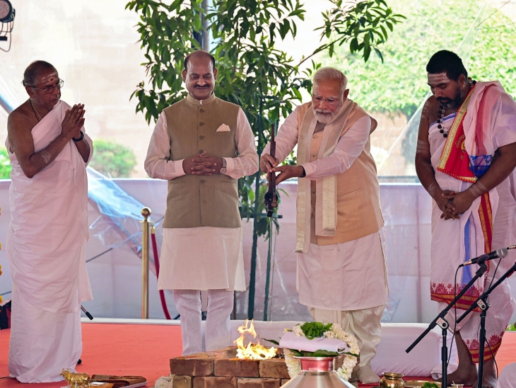 सबसे पहले पीएम मोदी और ओम बिड़ला हवन में शामिल हुए। अग्निकुंड में आहूति देते पीएम।