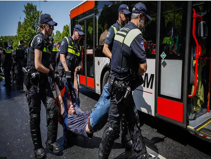 पुलिस ने 40 से ज्यादा प्रदर्शनकारियों के खिलाफ हिंसा फैलाने का केस दर्ज किया है।