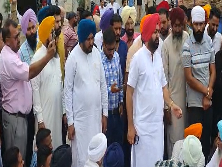 विधायक हरदीप सिंह मुंडिया टिप्पर मालिकों के बीच पहुंचे।