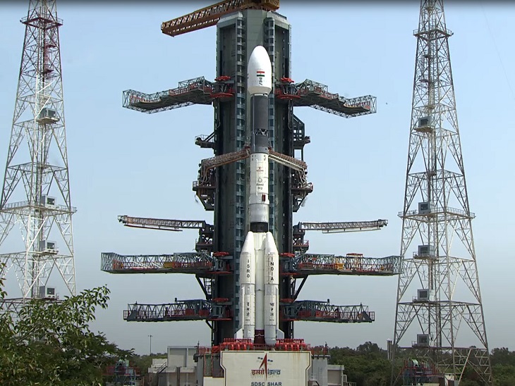 लॉन्च से पहले GSLV रॉकेट श्रीहरिकोटा के सतीश धवन स्पेस सेंटर के दूसरे लॉन्च पैड पर