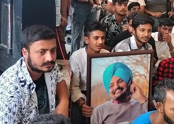 सिद्धू मूसेवाला की याद में तस्वीर पकड़ बैठा फैन।