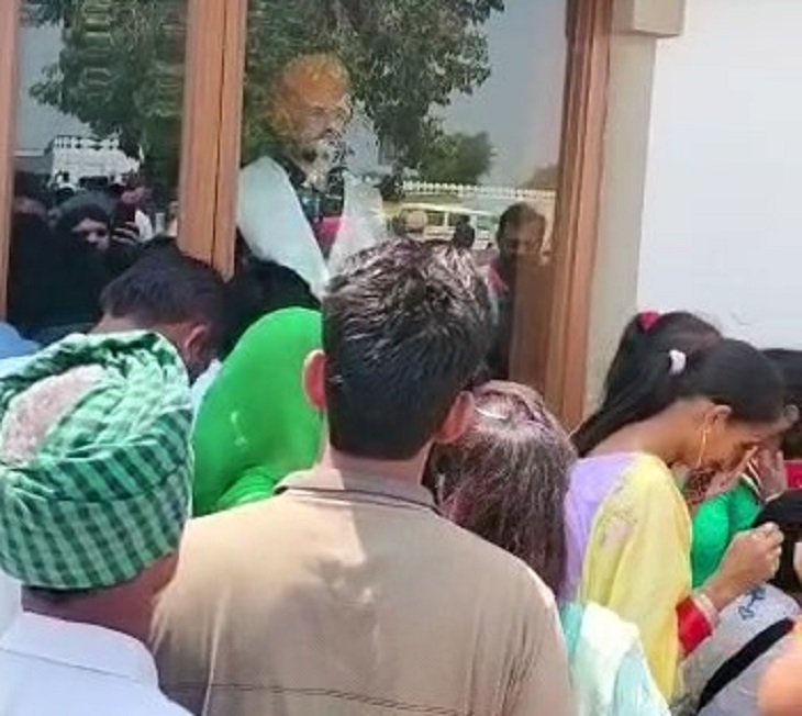सिद्धू मूसेवाला के घर में रखे बुत देखते हुए फैंस।
