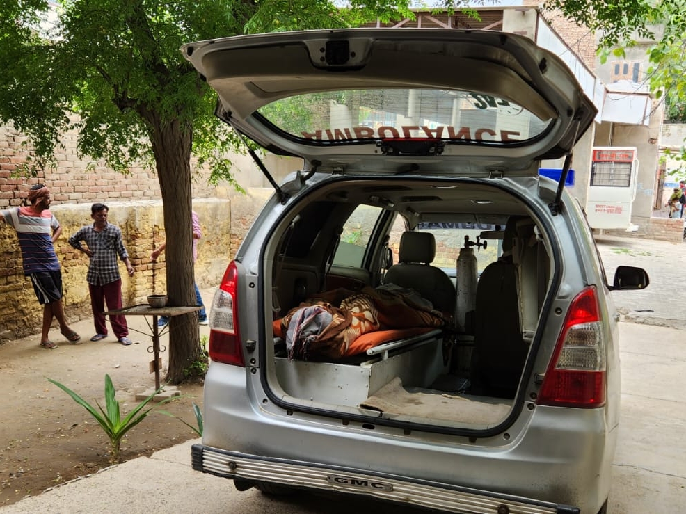 व्यक्ति ने लगाई फांसी, घरेलू कलह से परेशान था 2 पुलिस ने मृतक के शव को कब्जे में लेकर एंबुलेंस की मदद से पोस्टमार्टम के लिए अस्पताल में भेजा।