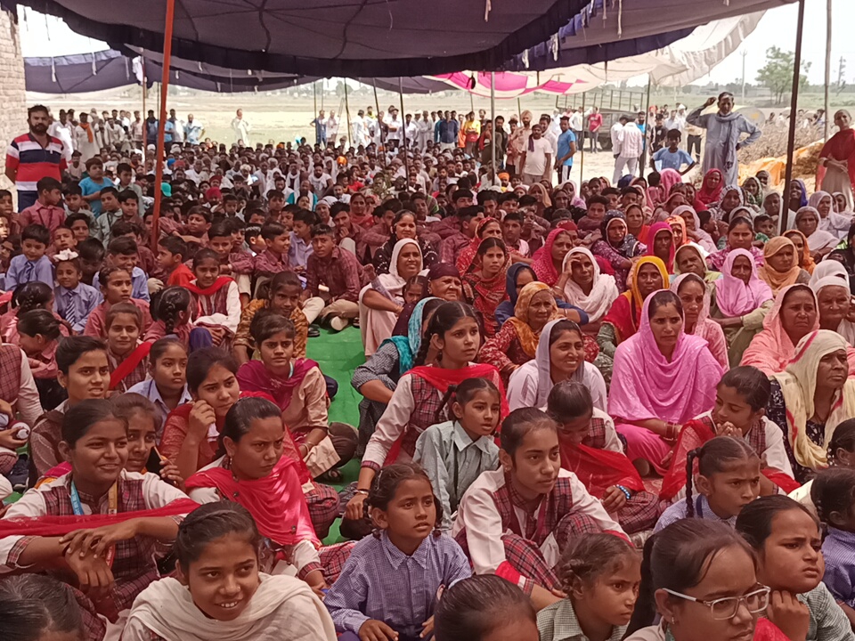 ग्रामीणों के आगे झुकी सरकार: मुहार सोना स्कूल को किया अपग्रेड 4 मुहार सोना स्कूल के बाहर धरने पर बैठे ग्रामीण।