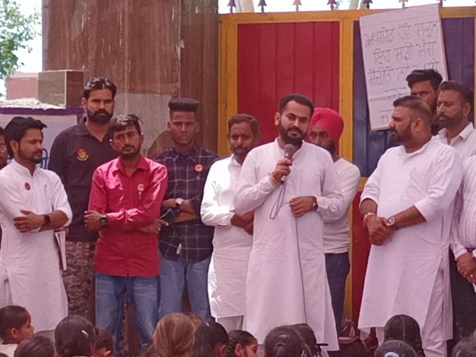 ग्रामीणों के आगे झुकी सरकार: मुहार सोना स्कूल को किया अपग्रेड 5 ग्रामीणों को संबोधित करते फाजिल्का विधायक नरिंदरपाल सिंह सवना।